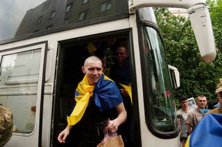 Les soldats ukrainiens réagissent après l'échange de prisonniers de guerre en Russie et dans la région de l'Ukraine, puis de retour de prison